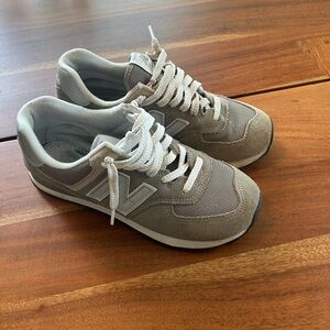 New Balance Women's Athletic Shoes - grey and white womens size 8.5 men’s 7